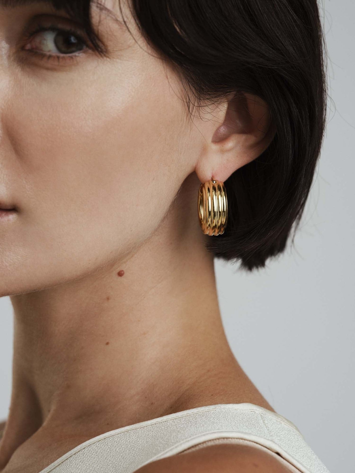 Edge Ribbed Medium Gold Hoops